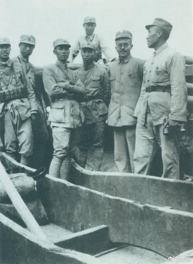 1937年9月，八路軍部分領(lǐng)導(dǎo)人率部東渡黃河，開赴抗日前線。圖為渡船上的八路軍領(lǐng)導(dǎo)人，前排右起：朱德、任弼時、左權(quán)。