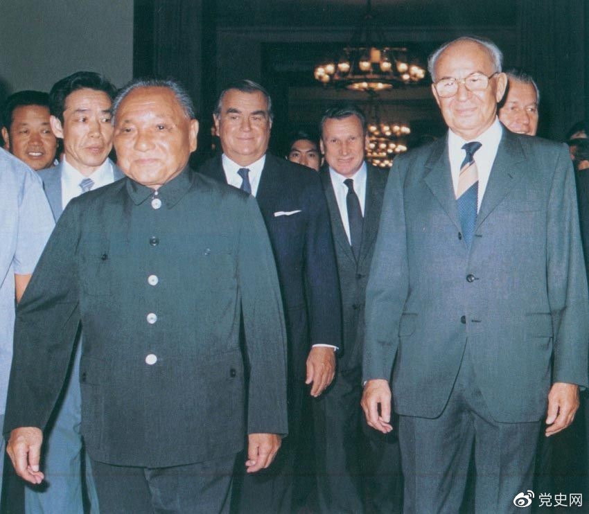 1988年9月5日，鄧小平在會見捷克斯洛伐克總統(tǒng)胡薩克時提出科學技術是第一生產(chǎn)力。
